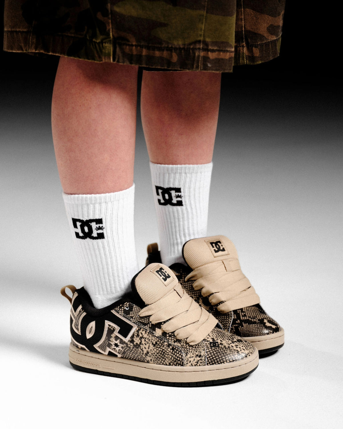Court Graffik SE Skate Shoes