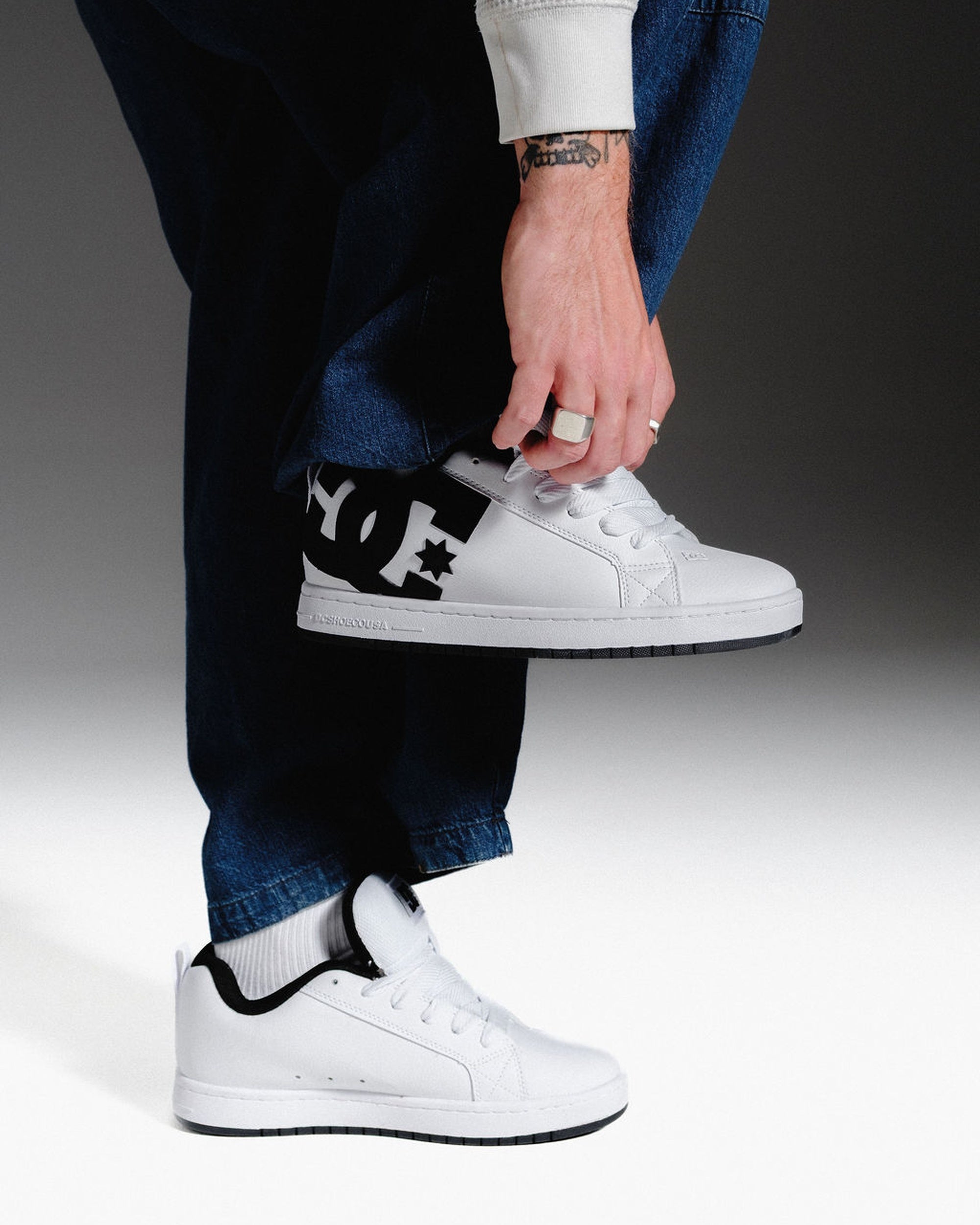 Mens Court Graffik Sneakers